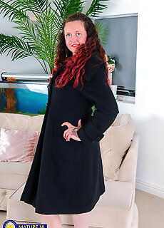 Mature.nl - Bec Beauty Is A British Horny Mom That Loves To Get Her Shaved Pussy Wet When She's Alone